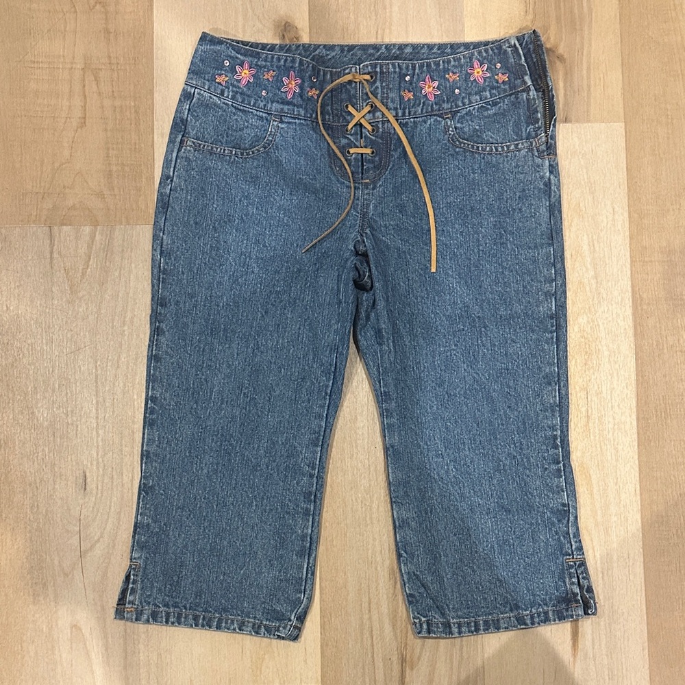 Embroidered Y2K Low Rise Capri